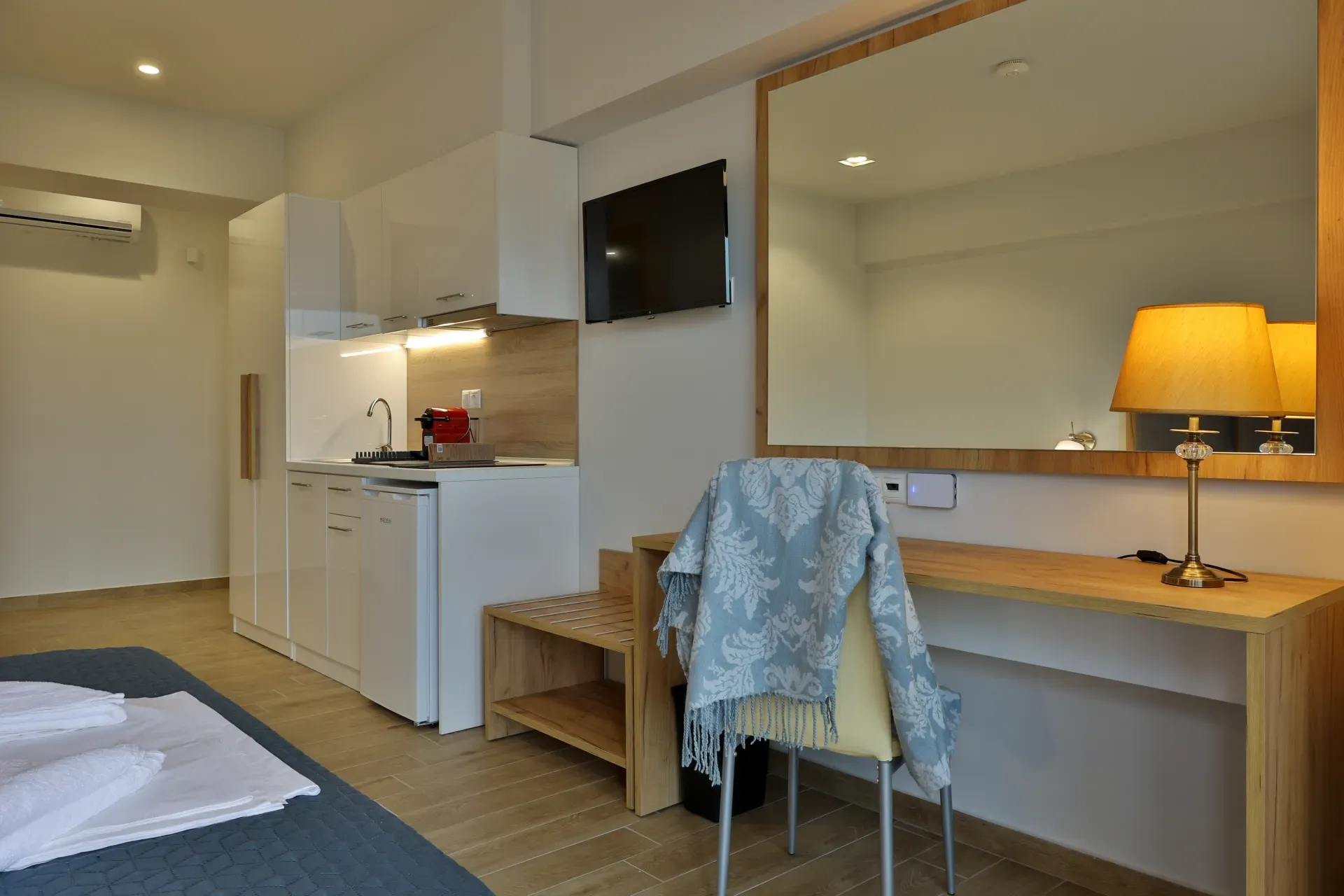 Double room with kitchenette, desk and mirror