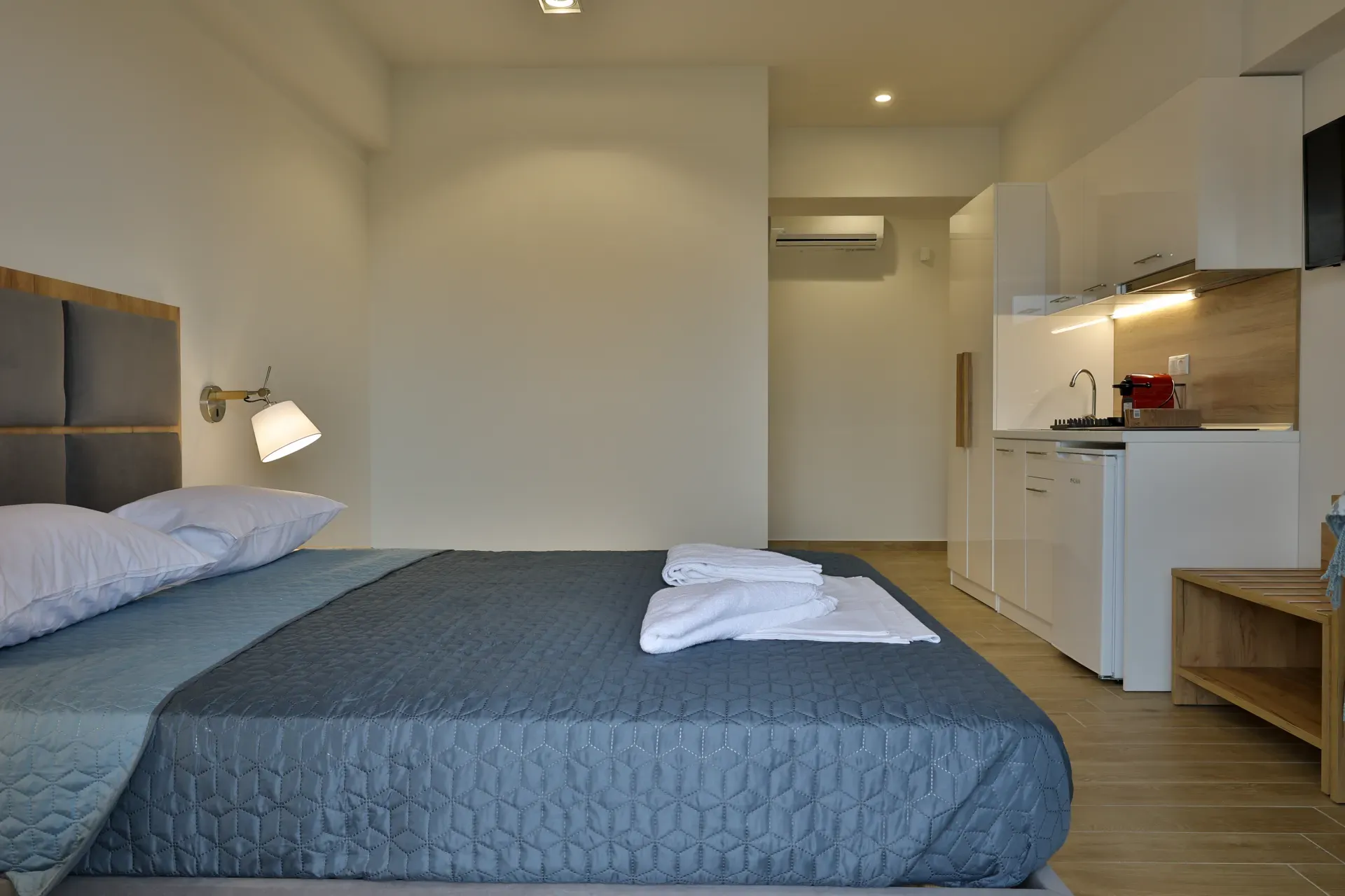 Double room with double bed and kitchenette