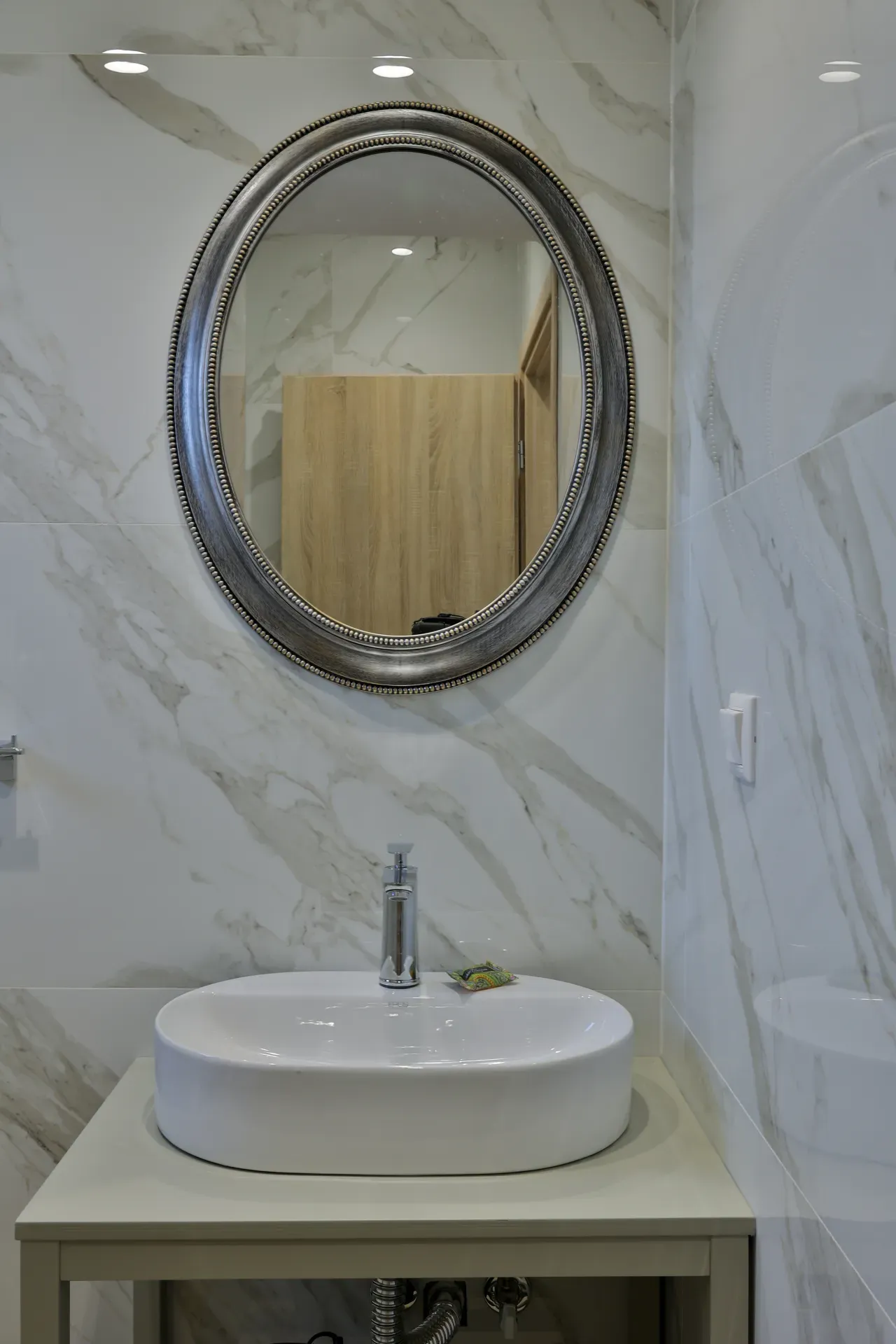 Washbasin with a round mirror