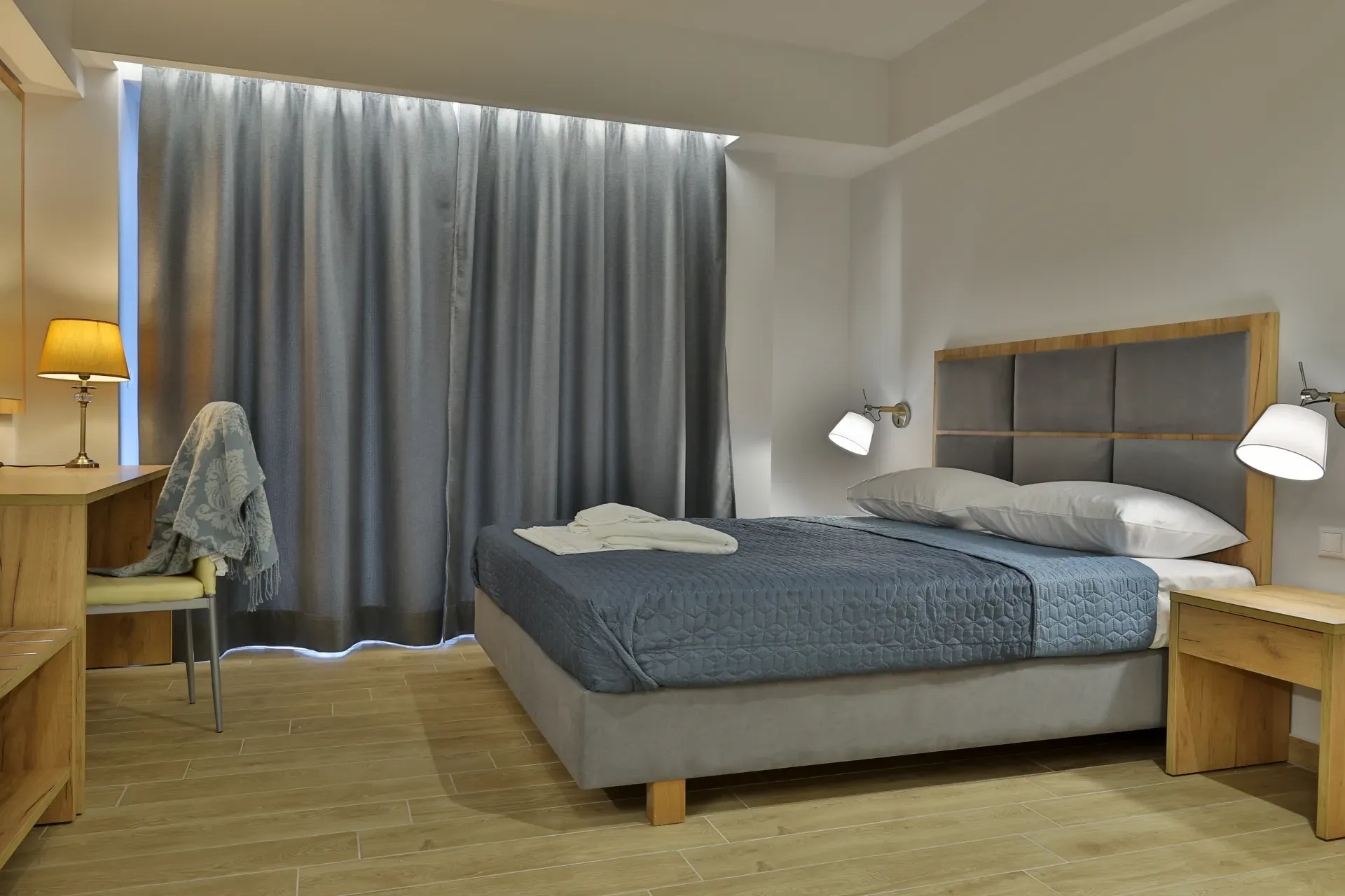 Bed with curtains and table lamps
