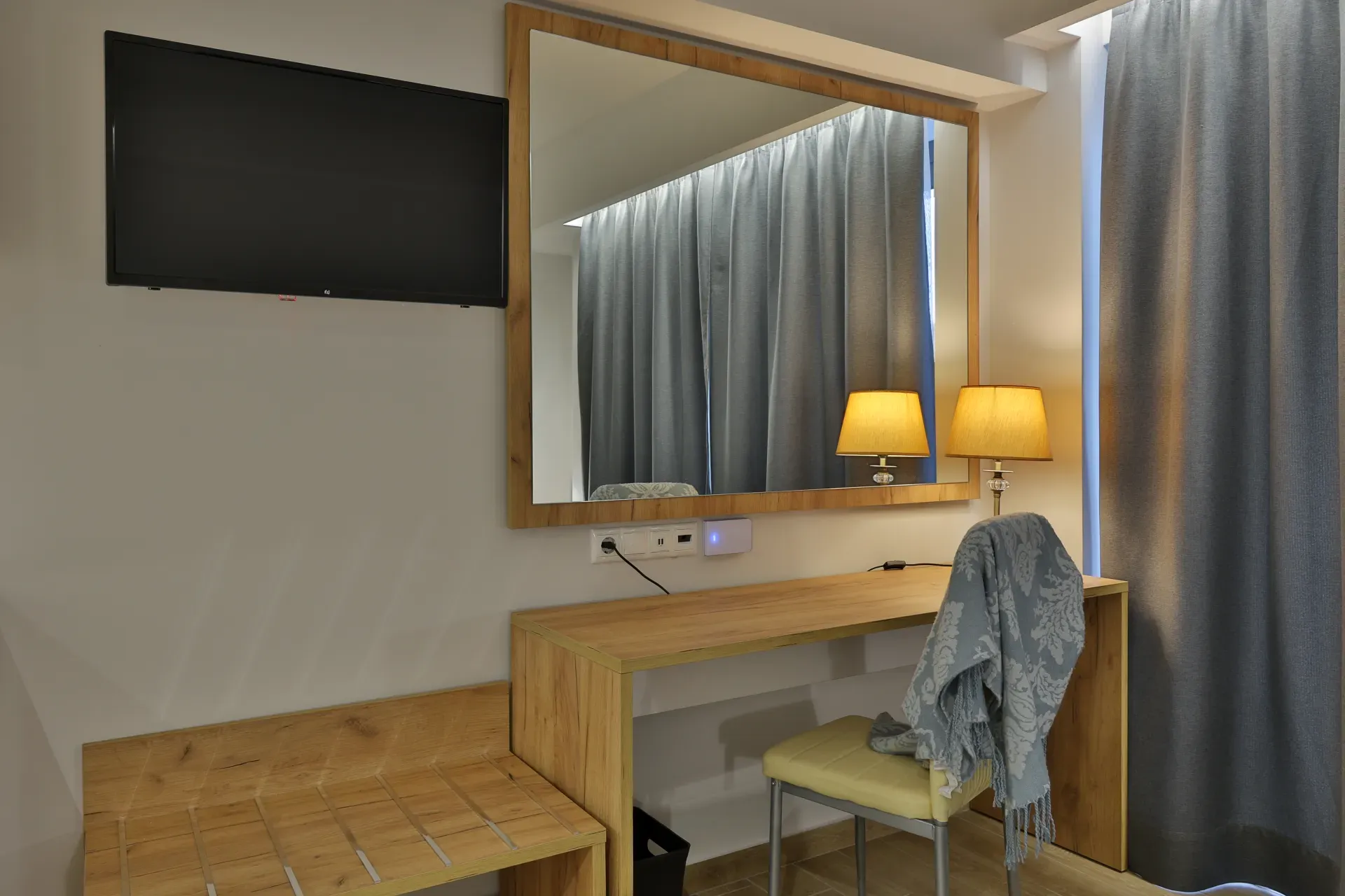 Sofa bed and desk in the Suite